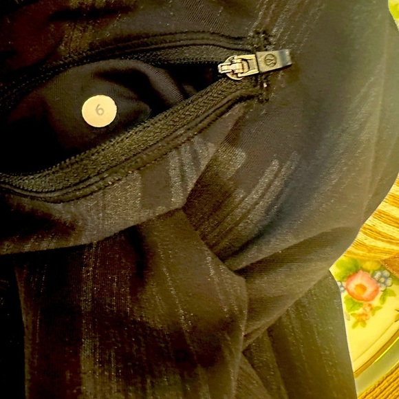 LULULEMON grey/black cropped printed leggings sz 6 - Picture 9 of 9